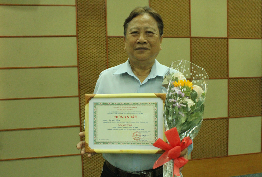 Trao giải cuộc thi sáng tác tranh cổ động “Gia đình no ấm, tiến bộ, hạnh phúc”